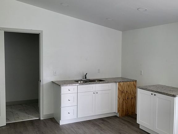 5th image of 703 Ash St #7