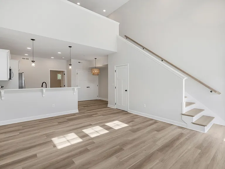 1150 England Dr — Photo 3