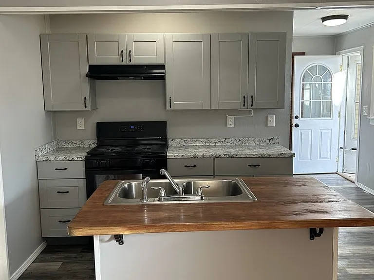 606 E Harris St — Photo 4