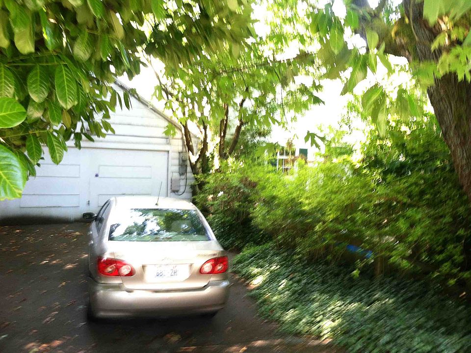 2nd image of 831 NE 88th St