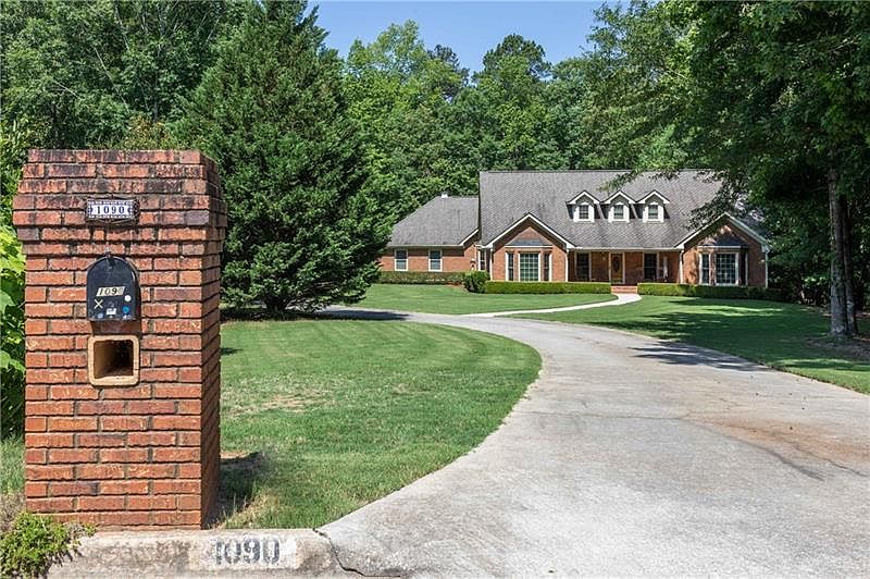 1st image of 1090 Forest Hills Dr SE