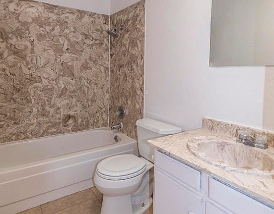 5th image of 221 W Lee St