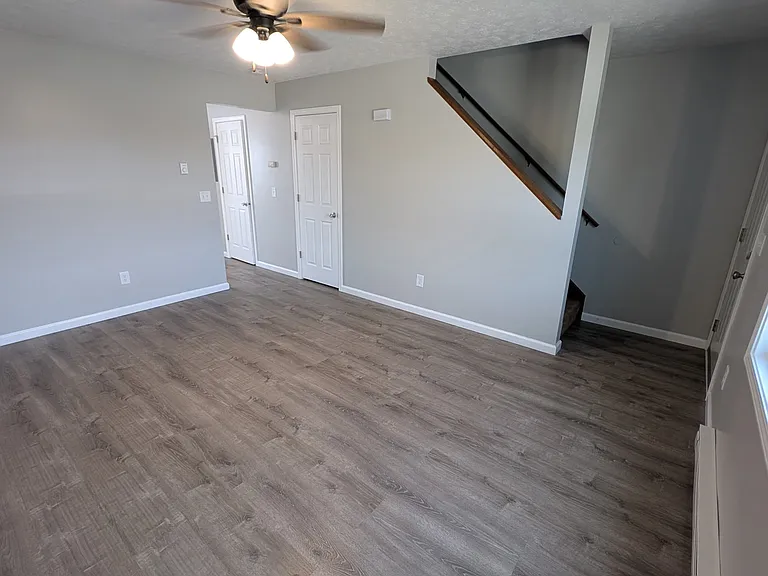1550 Hawk Cir #D — Photo 2
