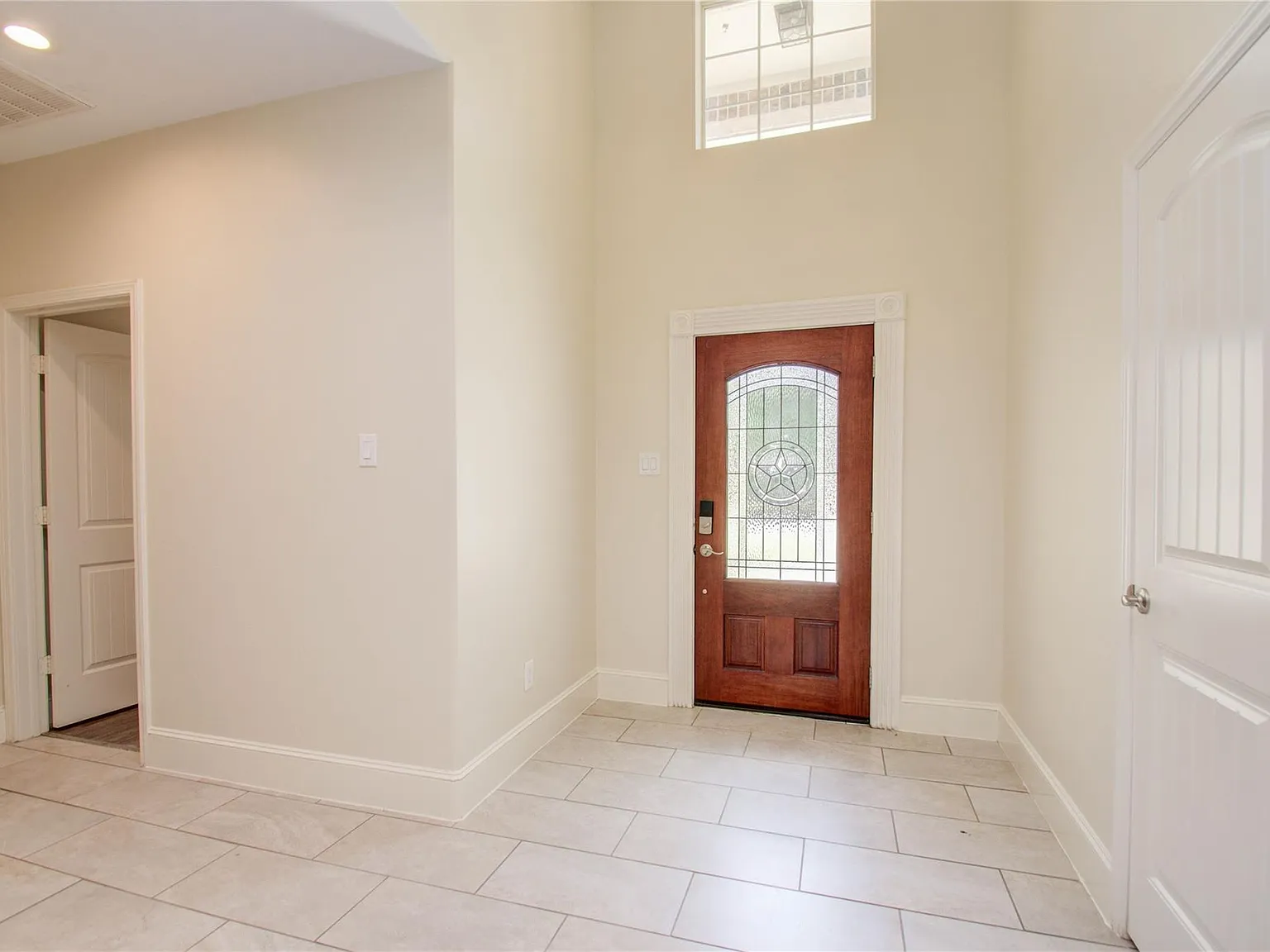 3 bed, 2.0 bath, 2006 sqft, $2,400 — Photo 3