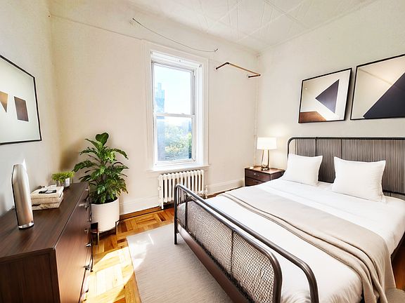 4th image of 551 Henry St #4