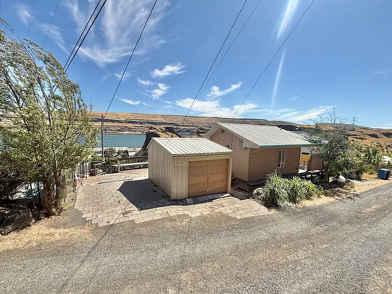 376 Fallbridge Rd — Photo 1