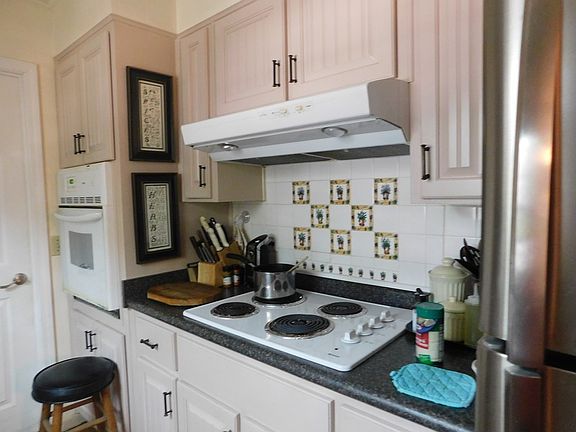 3rd image of 136 Leigh Cir