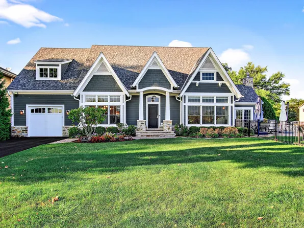 827 Edgewater Pkwy, Wauconda, IL 60084