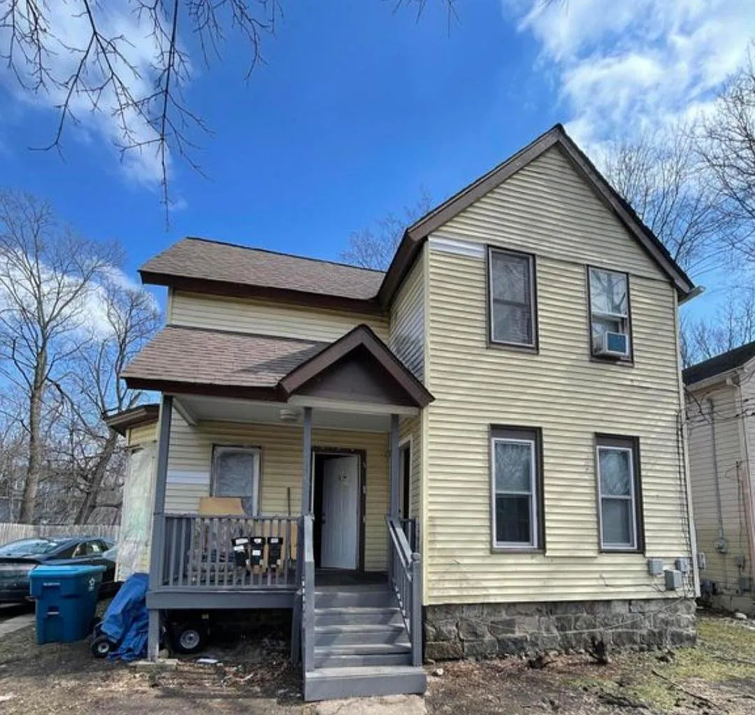 2 bed, 700 sqft, $800 — Photo 1