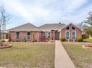 1200 N Saint James Cir, Pilot Point, TX 76258