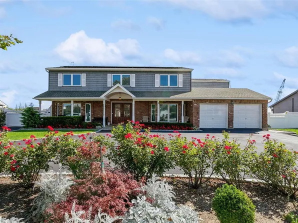 342 Lagoon Drive S, Copiague, NY 11726