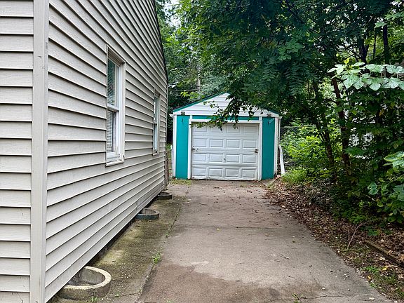 2nd image of 721 NE 46th St