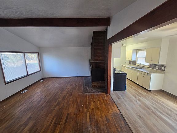 4th image of 471 NE Clay Ave #80