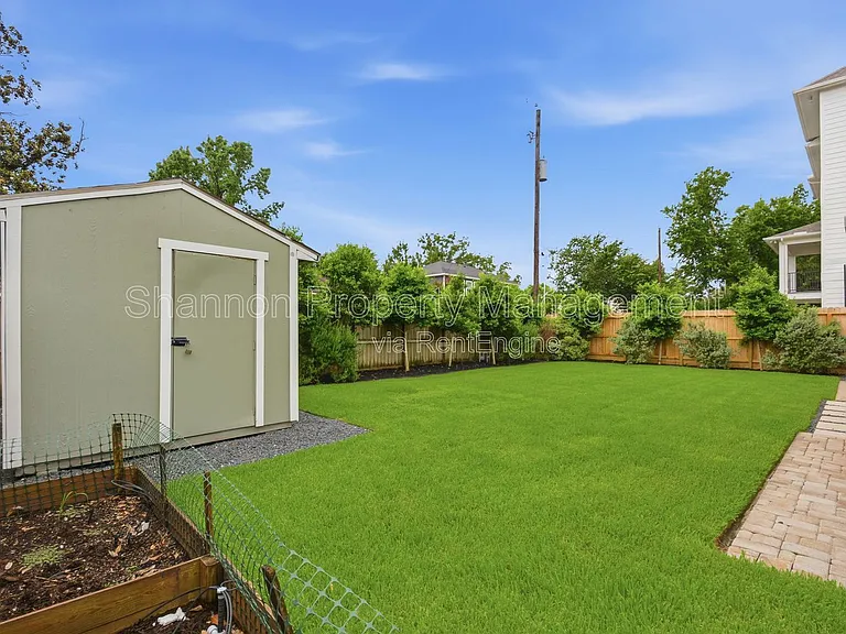 2207 Saxon Dr — Photo 30