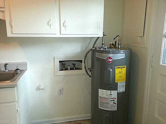 4th image of 9564 14th Bay St #A