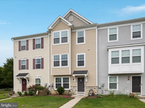 11 Private Ct, Bunker Hill, WV 25413