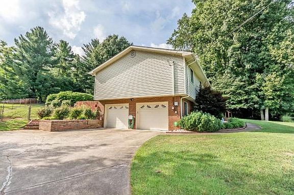 2nd image of 4424 Fieldstone Dr