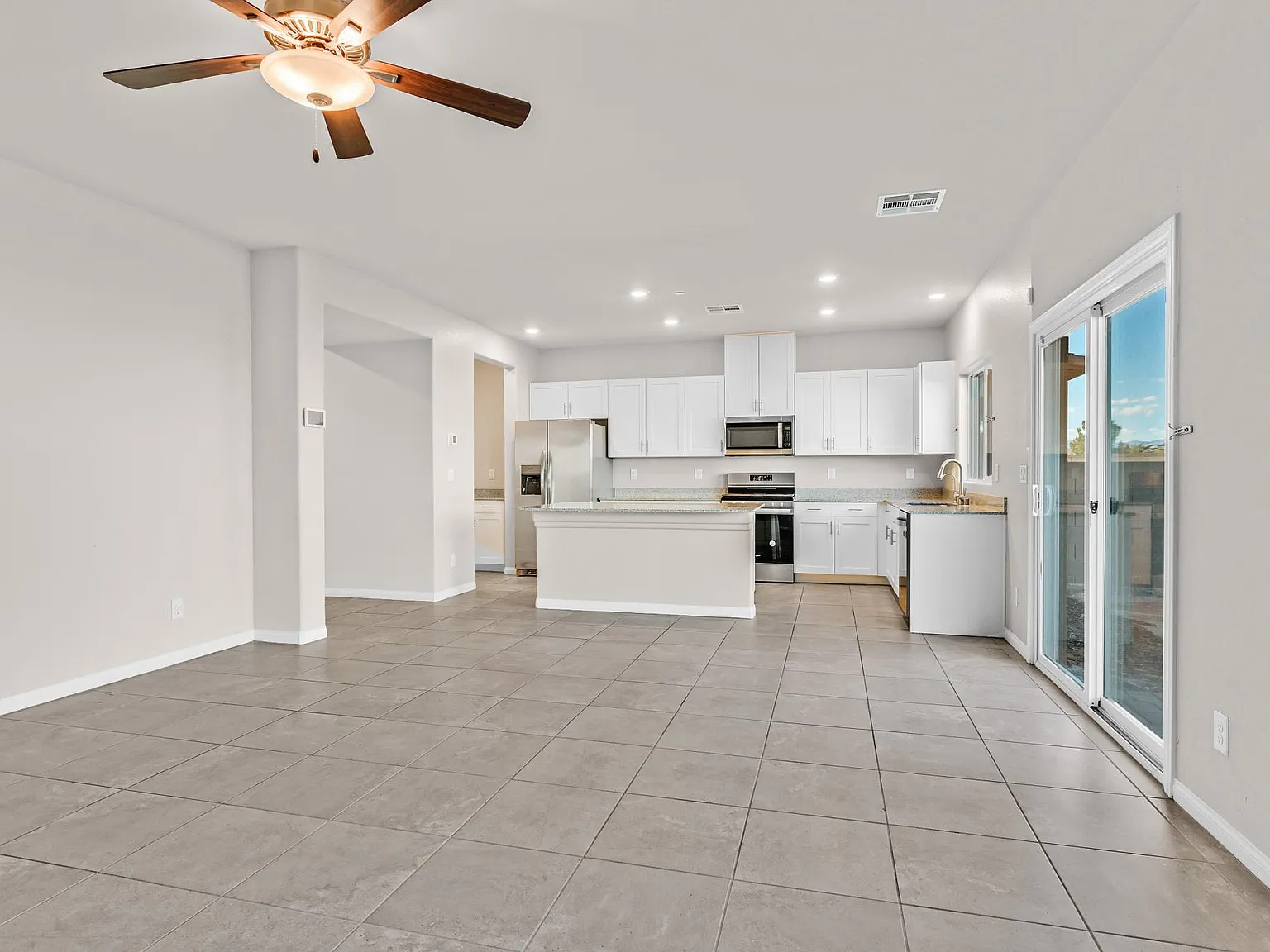 5 bed, 2940 sqft, $3,450 — Photo 3