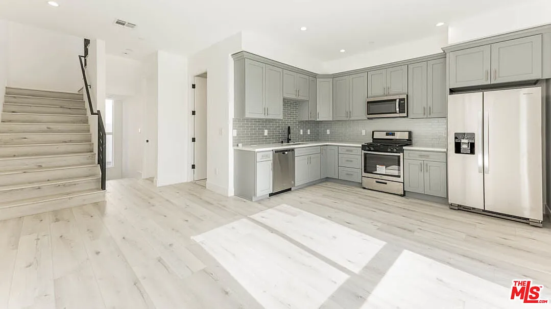 3 bed, 3.0 bath, 1260 sqft, $3,995 — Photo 2
