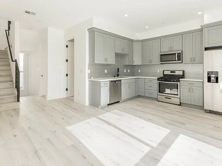 1236 N Beachwood Dr — Photo 2