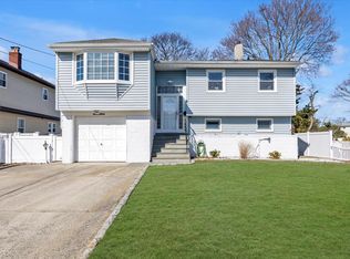 16 Beverly Rd, Wantagh, NY 11793