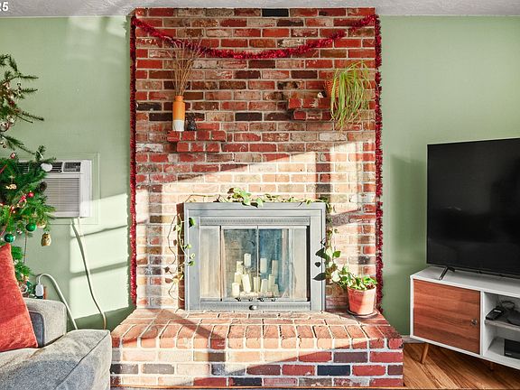 5th image of 1660 SE Lewellyn Ave