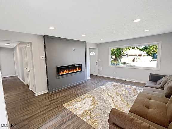 2nd image of 4214 Larkspur Ln