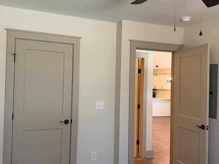 611 S Walnut St — Photo 13