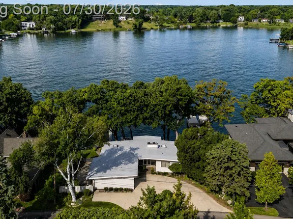 1879 Long Pointe Dr, Bloomfield Hills, MI 48302