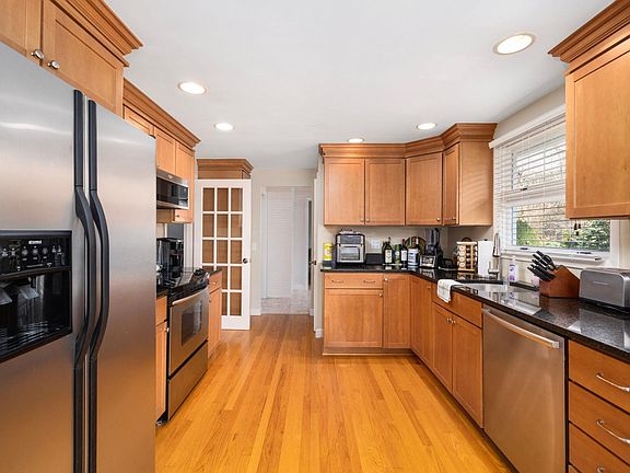 5th image of 61 E Hill Dr