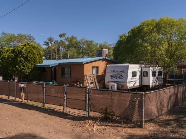 1520 Entrada Bonita St SW, Albuquerque, NM 87105