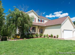 283 Creekside Dr, Coopersville, MI 49404