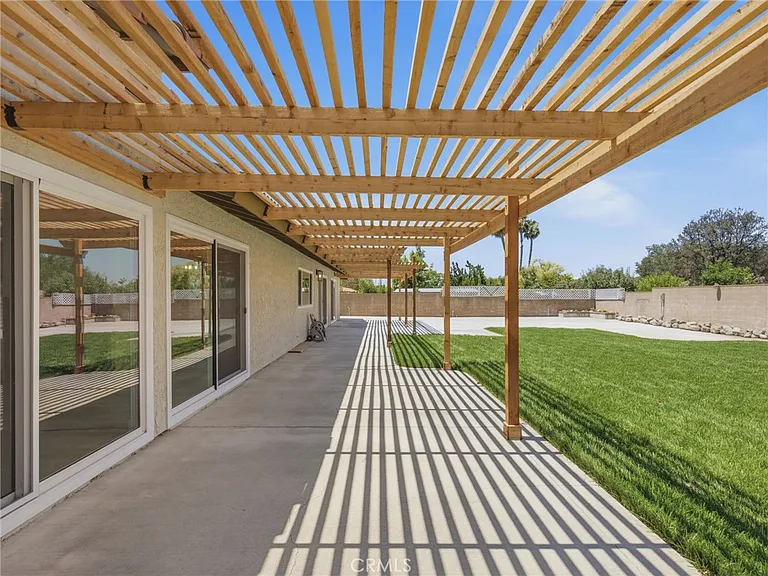 225 Armstrong Dr — Photo 33