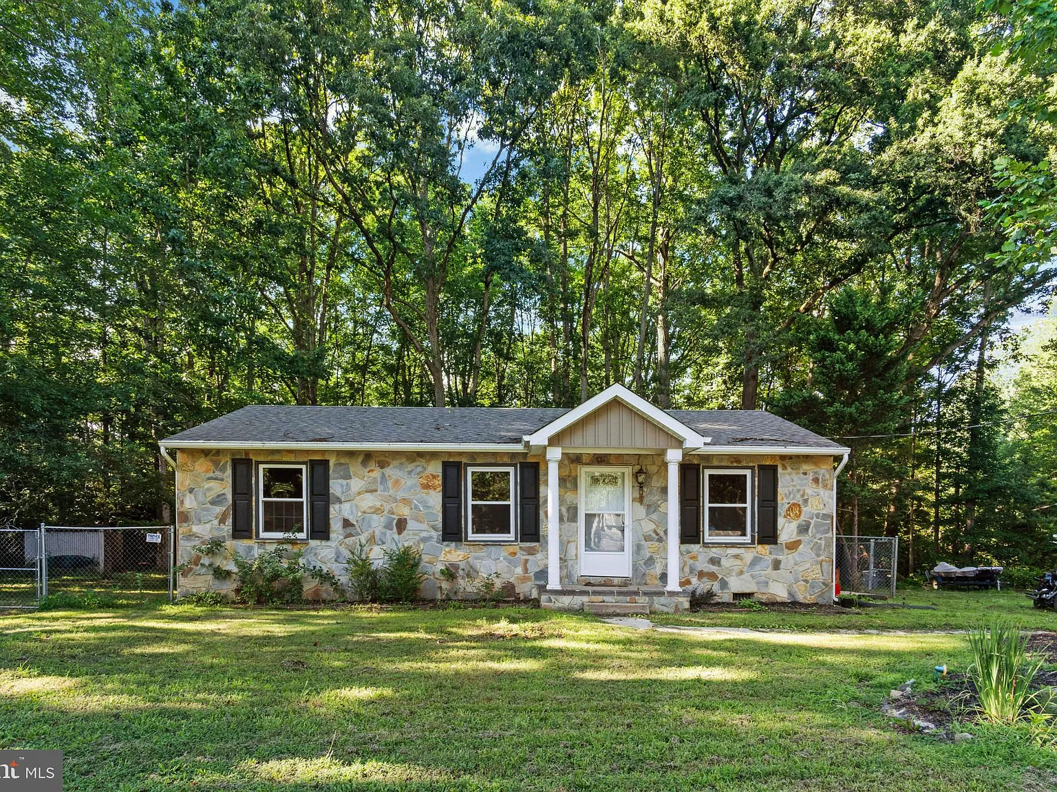 3 bed, 2.0 bath, 1037 sqft, $2,300 — Photo 1