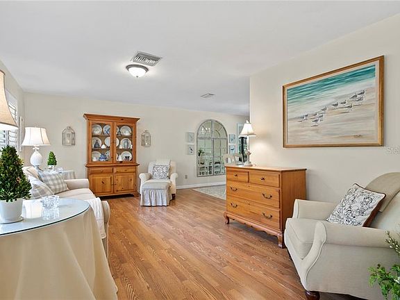 3rd image of 523 Winding Willow Dr
