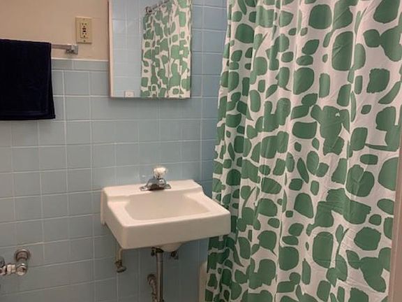 5th image of 2218 N Summit Ave #201