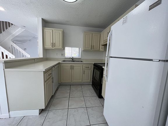 3rd image of 1419 Sussex Dr