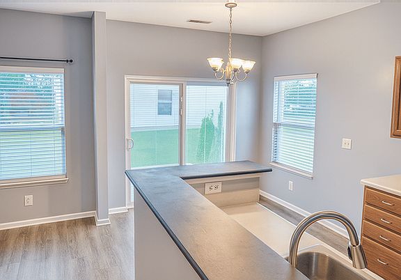 4th image of 635 Grove Cir