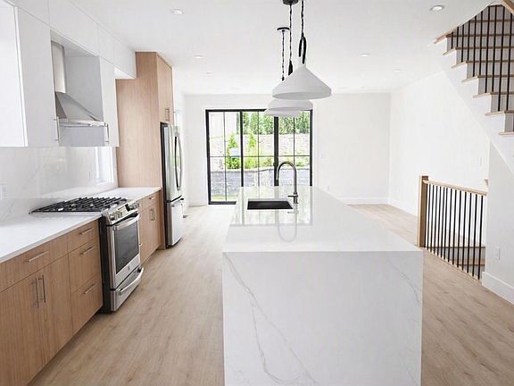 5th image of 210 Underhill Ave