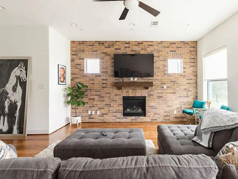 2525 Calumet St — Photo 1