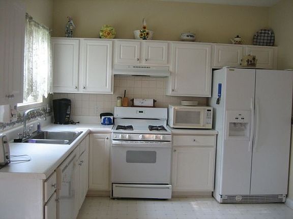 Kitchen and Breakfast Area