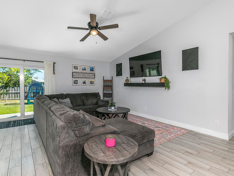 1st image of 1037 SE Lansdowne Avenue