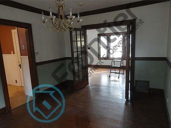 4th image of 2852 Macklem Ave