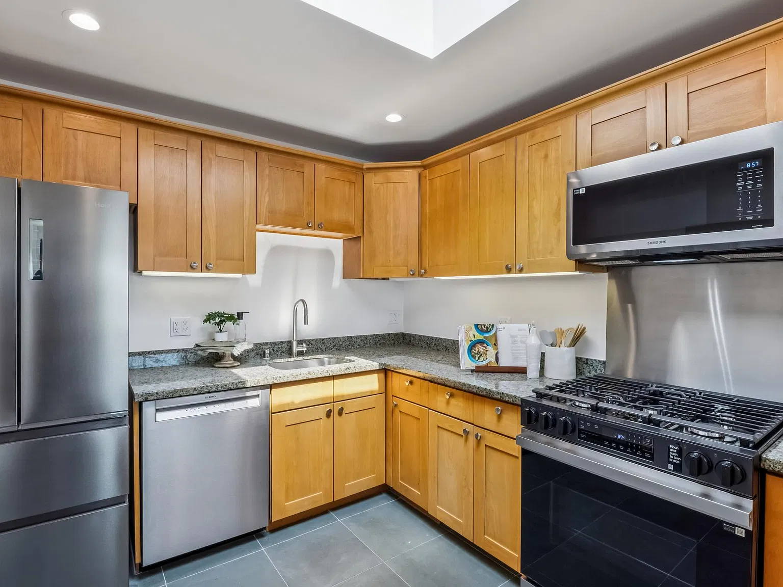 3 bed, 1120 sqft, $7,950 — Photo 4
