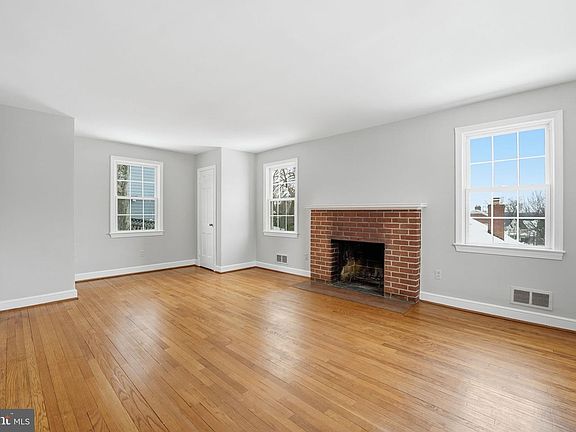 5th image of 2127 Patrick Henry Dr