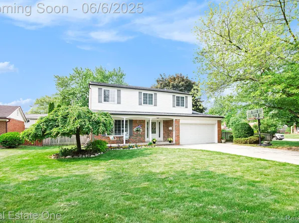 2100 Cumberland Dr, Troy, MI 48085
