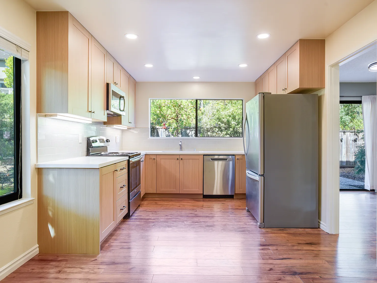 3 bed, 2.5 bath, 1491 sqft, $4,395 — Photo 3