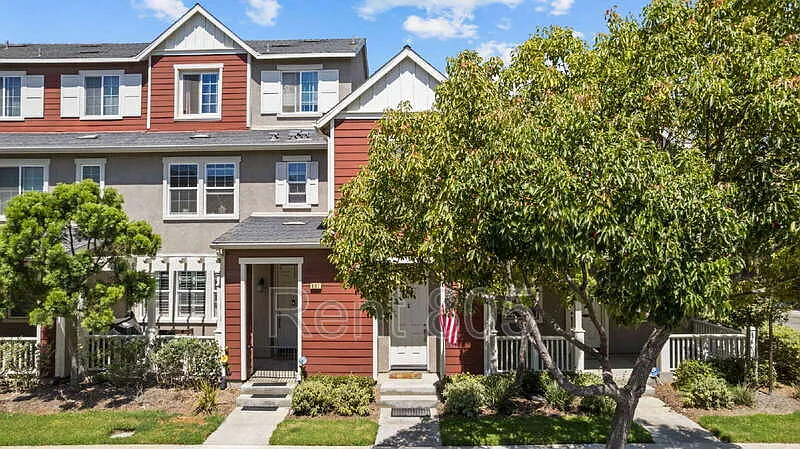 3 bed, 2.0 bath, 1584 sqft, $3,895 — Photo 1