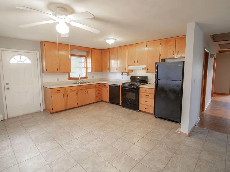 1303 Smiley Ln — Photo 24