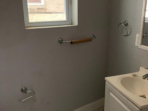 4th image of 2752 W Mosher St
